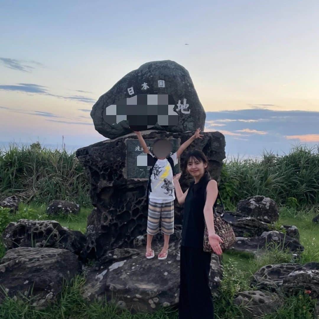 三浦奈保子さんのインスタグラム写真 - (三浦奈保子Instagram)「クイズ、 ここはどこでしょう？  ...  ...  ヒントは、、 日本で一番..の 夕日を見てきました！  正解は。  ...  ...  ...  ...  ...  ...  日本最西端の島。  与那国島です！  日本で一番遅い夕日が見れる島なのです☺️  そして、 最北端の択捉島、 最南端の沖ノ鳥島、 最東端の南鳥島は  一般の受け入れはしておらず、  旅行で行ける唯一の日本の端なのです！  ということで、子供と 4つ分の日本の端の 学びになりお得ですね😄  そして、 一泊二日の旅でしたが とっても濃密な体験が たくさんでした！！  またアップさせてください😆  #与那国島　#離島　#与那国島最高　#自然体験 #子連れ旅　#生きた体験  #子育て　#子育て日記　#子育てママ #小学生　#幼稚園 #子どもとお出かけ  #家族でお出かけ #知育　#育脳　 #勉強　#学習  #お出かけスポット  #夏休み  #楽楽知育  #知育体験　#受験 #中学受験  #お出かけノート #絵本　#中学受験2025年組 #中学受験2026年組 #中学受験2027年組 #中学受験2028年組」8月18日 16時24分 - miura_naoko_
