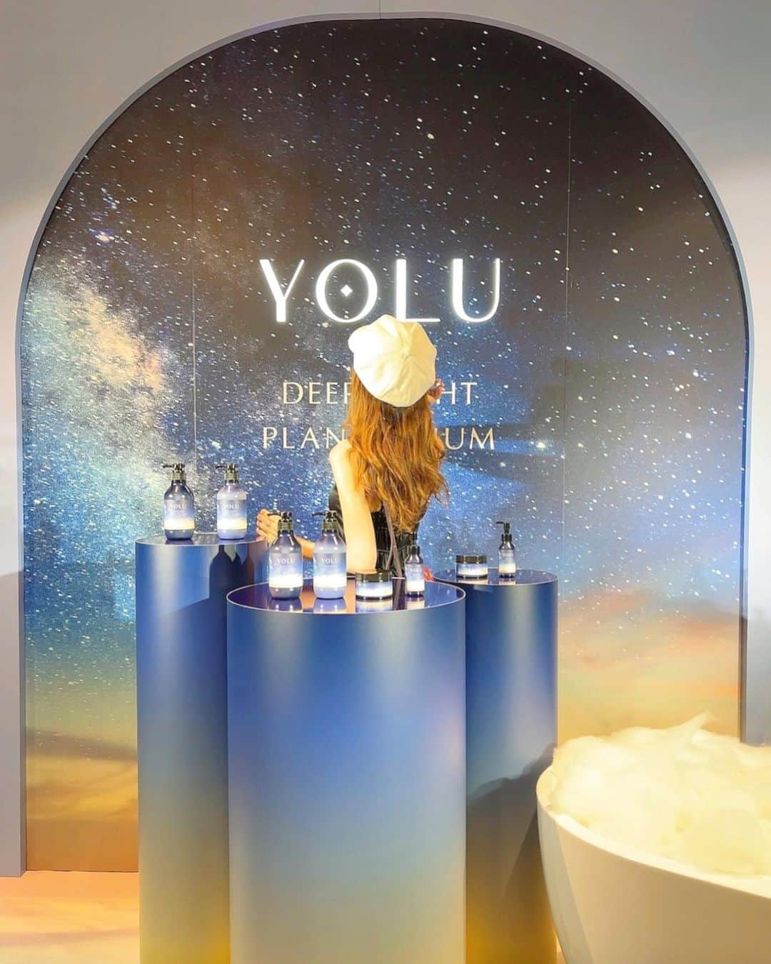 菊池かなこのインスタグラム：「シャンプーYOLU( @yolu_official )の 新シリーズ発表会へ✨  コニカミノルタプラネタリアTOKYOが会場で、 プラネタリウムを眺めながら楽しめる素敵な発表会でした🫶  9/1から発売の #ディープナイトリペアシリーズは、 生コラーゲンとナノヒアルロン酸配合 夜間にW濃厚補修してくれるシリーズ!!  ヘアカラーやブリーチをして 髪の毛のダメージやパサつきで悩む方必見の、 ダメージ補修の新アイテム🌟  ☑︎YOLU #ディープナイトリペアシャンプー  ☑︎YOLU #ディープナイトリペアトリートメント ☑︎YOLU #ディープナイトリペアバームヘアマスク ☑︎YOLU #ディープナイトリペアヘアオイル   *.:･.｡**.:･.｡**.:･.｡**.:･.｡**.:･.｡** #pr#YOLU#ヨル#ダメージケア#ドラストコスメ  #ダメージケアシャンプー#ダメージケアトリートメント」