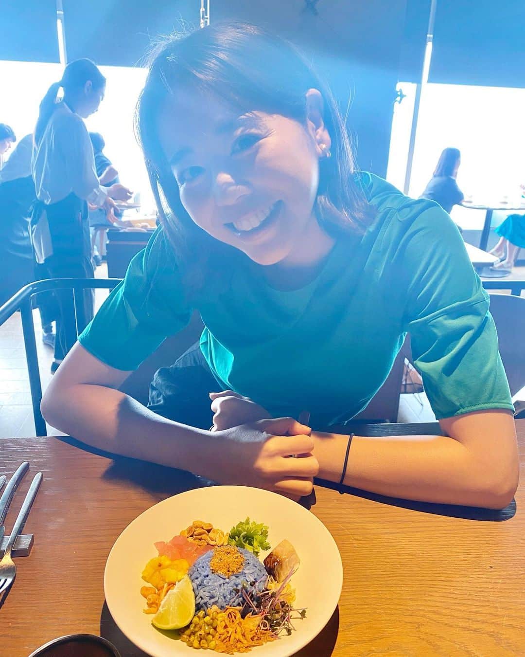 のインスタグラム：「ママとエスニックランチ😋 ジャスミンライスをバタフライピーで炊くとブルーライスになるらしい バタフライピーて初めて聞いたぞ  暑いからかなのか口内炎がたくさんだからか、メンブレしがちだけどスマホ置いてよーく周りを見ると優しさで溢れてて全然幸せだワタシと思う、あと、食事、ほんと大事。  さ、洗濯物干しましょうかね〜🧺  #ランチ#エスニック料理」