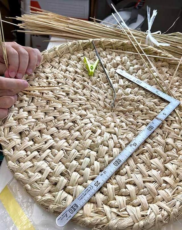 竹虎さんのインスタグラム写真 - (竹虎Instagram)「「わらいずみ」をご存知でしょうか？鮨屋さんのカウンター越しに大将の手元に注目してみてください、飯櫃の保温のために置かれているのがソレです。 . 実は竹はイネ科なので、藁とは親戚のようなもの。美しい竹細工には良質の竹材が必要不可欠だけど、同じようにわらいずみにも適した藁素材が必要で、職人は山間部の田で育ったもの、海沿いのものなど色々使い比べて今に至っていると言います。 . わらいずみが、どうやって製作されているのか？今回はじめて動画を作りました。 . #竹虎 #虎斑竹専門店竹虎 #山岸竹材店 #竹虎四代目 #TAKETORA #竹製品 #竹細工 #キッチン用品 #竹 #キッチン雑貨 #暮らし #飯櫃入れ #藁細工 #わらいずみ #鮨屋 #藁細工職人 #職人動画」8月18日 7時36分 - taketora1894