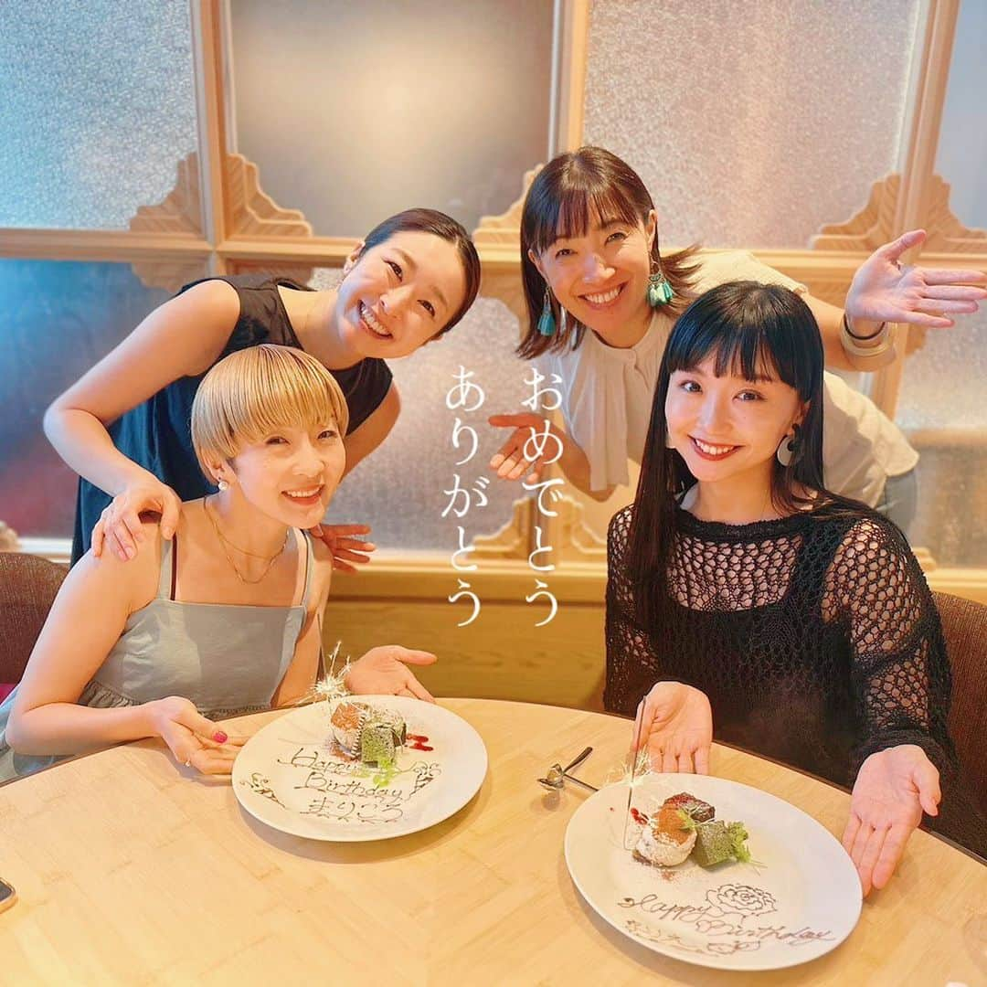 まりゑのインスタグラム：「🤣🤣🎂×🎂🤣🤣  お誕生日のお祝いをしに来たつもりが ちゃっかり自分も祝って貰っちゃった人間オブザイヤー🏆✨  『ジャージー・ボーイズ』のご縁で集った可笑し騒がし4人衆 いつもお互いの幸せを想ひ願い励まし合う素敵な仲間たちに感謝を😌🙏 豊かだ、豊かだ。ありがとうなんだ。  #小此木まり  #綿引さやか  #遠藤瑠美子  #お誕生日 #おめでとう #ありがとう #サプライズ #したつもりがされちゃった #記念日  #集いし #愉快人間   @mariokonogi  @sayaka_watabiki  @lun_endo」