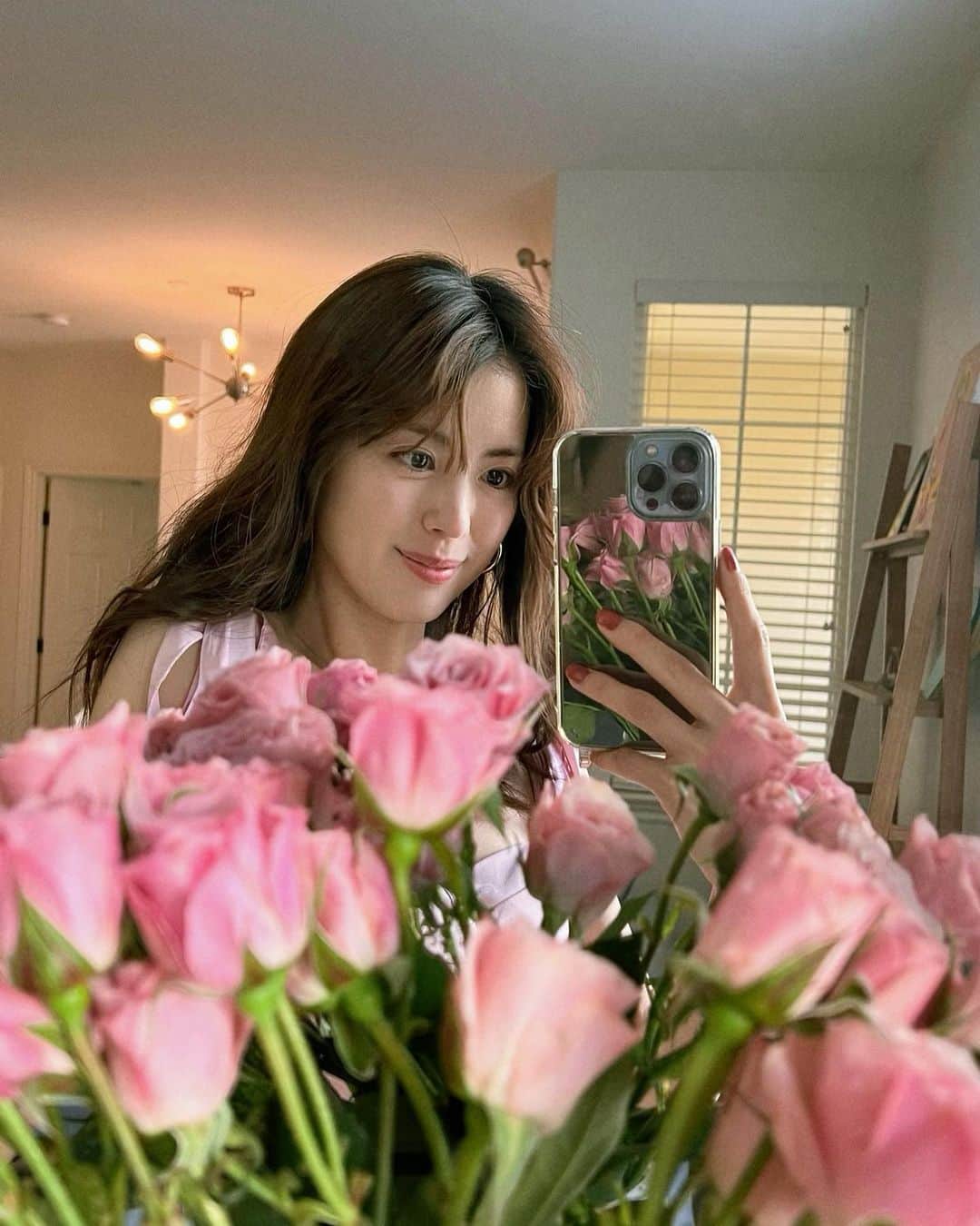宮城夏鈴のインスタグラム：「🌼🤳💕  "Romantisizing your life"  最近アメリカのポッドキャストとかでよく聞く言葉。 日々を美化するとか人生を理想化するという意味で、 自分が心地よく過ごせるように、自分が喜ぶことをするというコンセプトの言葉だと理解している。  子供の頃描いてた、大人になったらできる沢山のこと。 ロマンティックなあれや、これや😶‍🌫️  小さなことから、 膨らんでは大きくなる夢のようなことまで。 大人になった今、やってあげれてる？  気持ちが良くなることを 労わり、癒やせる時間を🌼🌱  私の場合 最近は、おもっきりガーリーな服を着たり 花柄や、お花を身の回りに置くこと🤭 そして褒めてもらう事🤭」
