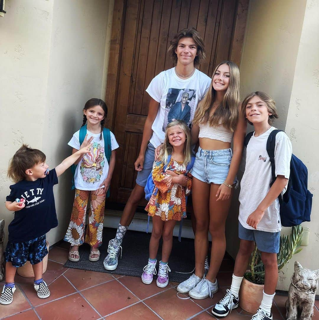 ジェシカ・シーバのインスタグラム：「I carry you all in my heart. Each of your highs, your lows, your happy and sads, nerves and excitement. You’re all heroes and I’m massively proud to be your momma. First day of 11th, 10th, 6th, 3rd, 1st, preschool, and YiaYia’s last year before retirement!  2023 ❤️😮‍💨💫🫶🏻🤟🏼」