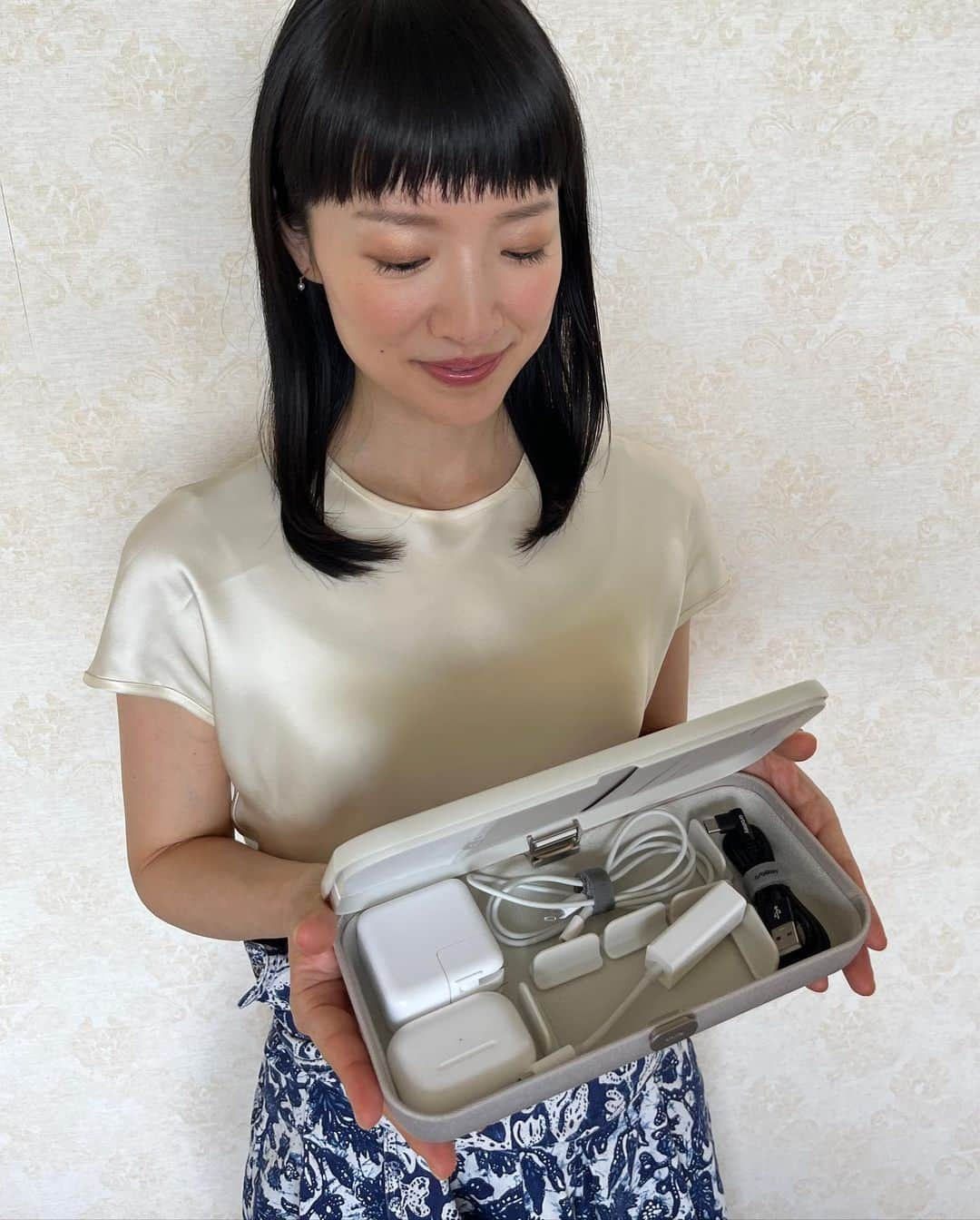 近藤麻理恵さんのインスタグラム写真 - (近藤麻理恵Instagram)「Embrace the art of simplicity with the KonMari Orbitkey Nest – where functionality meets beauty.✨ Say goodbye to desk clutter and welcome a harmonious space for all of your essentials.  Marie is especially excited to share this collaboration as it celebrates her culture, as the KonMari x Orbitkey Nest comes wrapped in a beautiful custom-made Japanese furoshiki.  Check out the “KonMari x Orbitkey Nest” in our shop! Link in bio!  Features: - Wireless charging pad - Customizable dividers - Dual access - Putting items inside or on top depending on the situation - Wrapped in an eco-friendly, custom Japanese furoshiki  #KonMari #OrbitkeyNest #MarieKondo #KonMariMethod #Organization #Workspace」8月18日 8時17分 - mariekondo