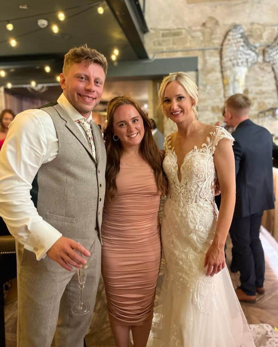 エイミー・ティンクラーのインスタグラム：「The most beautiful day for this gorgeous couple 🥹 congratulations @kalesungurcrane and @paigesungur - so much love for you both and forever grateful for everything you have done for me 🩷」