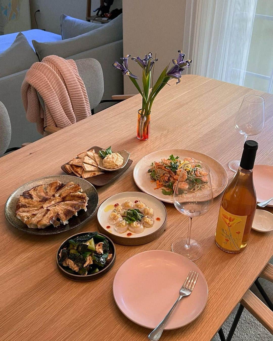 宮城夏鈴のインスタグラム：「最近の料理まとめ🍝  "Romantisizing your life"  最近アメリカのポッドキャストとかでよく聞く言葉。 日々を美化するとか人生を理想化するという意味で、自分が心地よく過ごせるように、自分が喜ぶことをするというコンセプトの言葉だと理解している。  子供の頃描いてた、大人になったらできる沢山のこと。 ロマンティックなあれや、これや😶‍🌫️  小さなことから、 膨らんでは大きくなる夢のようなことまで。 大人になった今、やってあげれてる？  気持ちが良くなることを 労わり、癒やせる時間を🌼🌱  私の場合最近は 旦那さんに褒めてもらうために しつこいくらい、美味しい🐨？と質問し、天才だね、美味しいねぇーと言わせながら自分で作った料理を一緒に食べる時間が最大の癒し🤭笑笑」