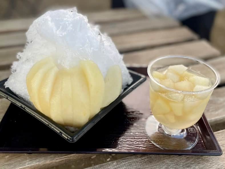依田司さんのインスタグラム写真 - (依田司Instagram)「8月18日（金） 梨の生産量が全国一位の千葉県。その船橋市にある芳蔵園さんから、収穫が始まっている梨をご紹介。 長かった日照時間のおかげで、例年に増して、甘く美味しくなっているようです。 今、収穫されているのは「幻の梨」とも呼ばれる「秀玉（しゅうぎょく）」。栽培が大変で出回っている数が少ないそう。 また、隣接するカフェでは、「かき氷」や「フルーツサンド」が大人気。果汁ぶっしゃーの梨で残暑を乗り切りましょう。  #芳蔵園 #梨 #依田さん #依田司 #お天気検定 #テレビ朝日 #グッドモーニング #気象予報士 #お天気キャスター #森林インストラクター #グリーンセイバーアドバンス #プロジェクトワイルド #IPCC伝導者 #japan #japantrip #japantravel #unknownjapan #japanAdventure #japanlife #lifeinjapan #instagramjapan #instajapan #療癒 #ilovejapan #weather #weathercaster #weatherforecast」8月18日 8時33分 - tsukasa_yoda