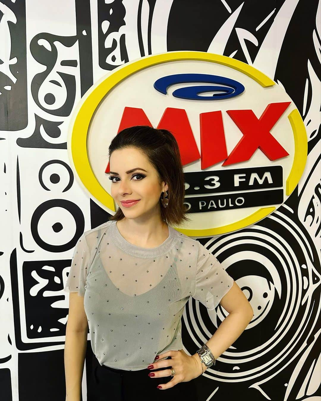 サンディのインスタグラム：「Tava com saudade de fazer trabalho de rádio!! Ouço muito e aaaamo!! Obrigada, @radiomixfm e @novabrasilfm, por me receberem tão bem e prestigiarem meu novo projeto, “Nós, Voz, Eles - Ao Vivo”, e por todo espaço com meu novo single “Tudo Teu”. 💜   Vocês já ouviram?」