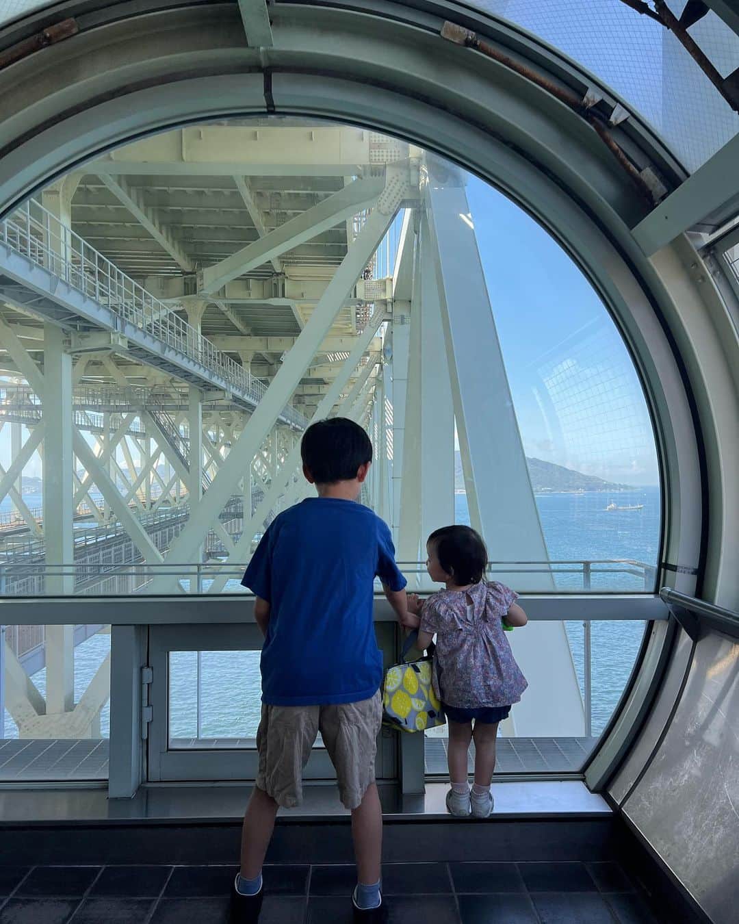 渡辺佳子さんのインスタグラム写真 - (渡辺佳子Instagram)「親戚のいる明石に行っていました。  1番の思い出は、明石海峡大橋の中を見学したこと。 外から見ても美しい橋は、内側から見ても綺麗でした。  台風直撃で念のためホテルを取って移動したり、帰りの新幹線は静岡の豪雨のため帰る目処が立たないためもう1泊延泊したり、色々びっくりな事が沢山あったけど、いつか楽しい思い出話になる。  #遅延のため普段以上にJRの駅員さんが頑張っている姿を見たり #緊迫した駅の前で警察の方々が交通整理をしたり #急遽ホテルの方々にお世話になったり #船の科学館で #明石海峡大橋を作った時に携わった方の #体験談を読んだり #子供たちは色々貴重な体験が出来ました。  #私たち親はどっと疲れたけどさ。 #子供たちと語れる思い出が沢山できた。」8月18日 8時34分 - yoshicowatanabe