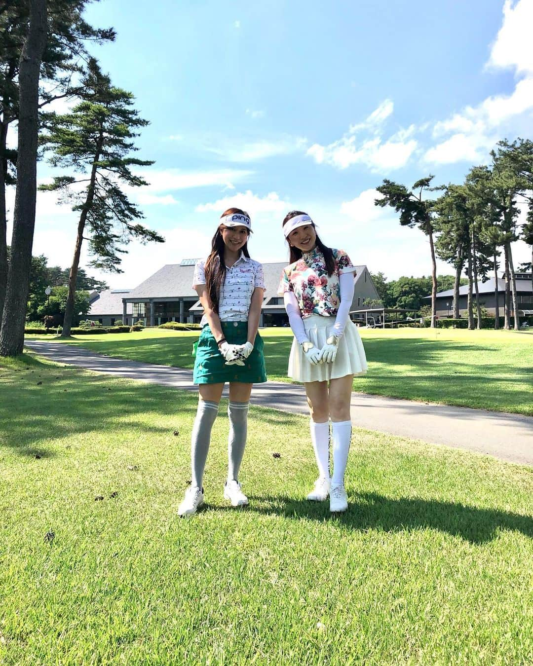 福田友理子のインスタグラム：「* * 時差投稿⌛️ * 数ヶ月前の夏の始まりの時のゴルフ⛳️ この時もすごく暑いと思っていたけれどまだ29度くらい☀️ * 気持ちが夏の準備が出来ていなくて、 間違えて冬物の長袖ウェアを持って行ってしまい暑くて倒れそうになったので、急遽ゴルフ場で半袖ウェアを購入しました👕 * 初めてのパラディーゾ✨快適😉 * この時まだ左足浮いちゃう癖ついてたけど、最近矯正トレーニングしてもらい少し修正できてきました🤲🏌️‍♀️頑張ります * * * #golf #ゴルフ #ゴルフ女子  #夏ゴルフ #ゴルフウェア #ゴルフウェアレディース #ゴルフ場 #ゴルフ初心者 #paradisogold #パラディーゾゴルフ #pearlygates #パーリーゲイツ #⛳️ #🏌️‍♀️ #🏌️‍♂️」