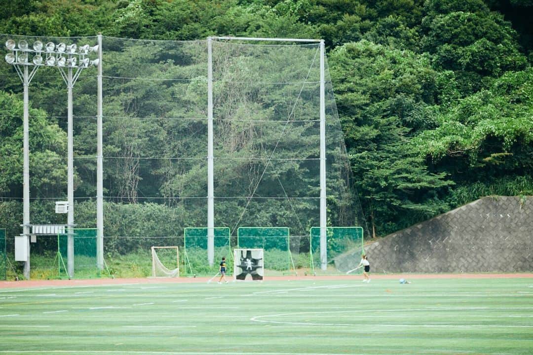 Meiji Gakuin/明治学院大学/明学のインスタグラム：「＼🌞夏真っ盛り🌞／ 部活動の練習に励み、試合に臨む方も多いのではないでしょうか。  ヘボンフィールドでは練習に励む学生の姿が。 戸塚グラウンドも7月に人工芝の整備が完了し🌱より快適な環境となりました✨夏休みならではの体験ができるといいですね😊 くれぐれも暑さ対策をお忘れなく🌞👒💧  #明学 #明治学院大学 #明学生 #夏休み #スポーツ #部活動 #横浜キャンパス #白金キャンパス #ヘボンフィールド #meijigakuin #summer #vacation #sports」