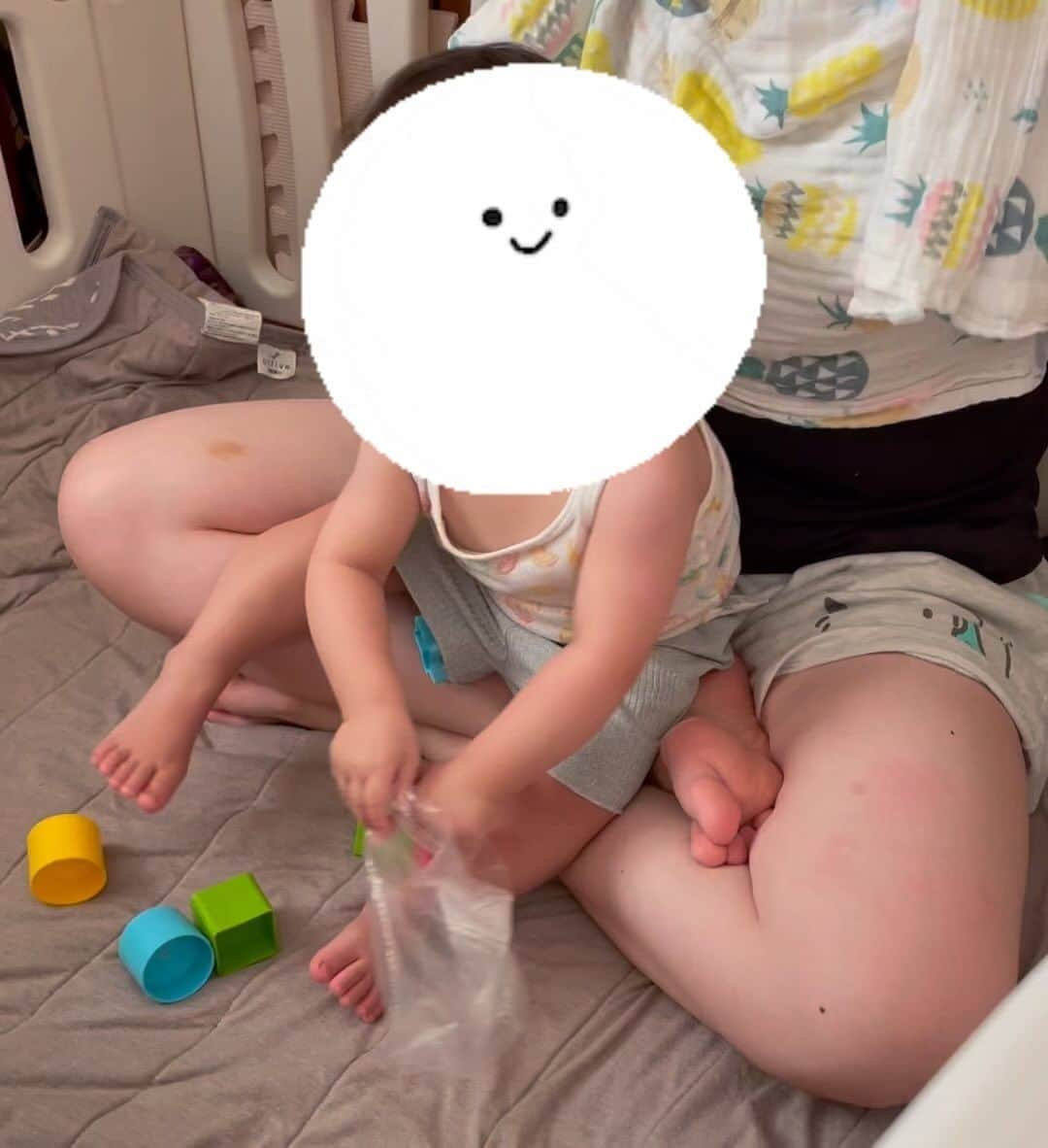 高坂友衣のインスタグラム：「一歳児ってこんなことできるのか🤔  #おもちゃと袋渡してみたら突然片付け始めた #4倍速」