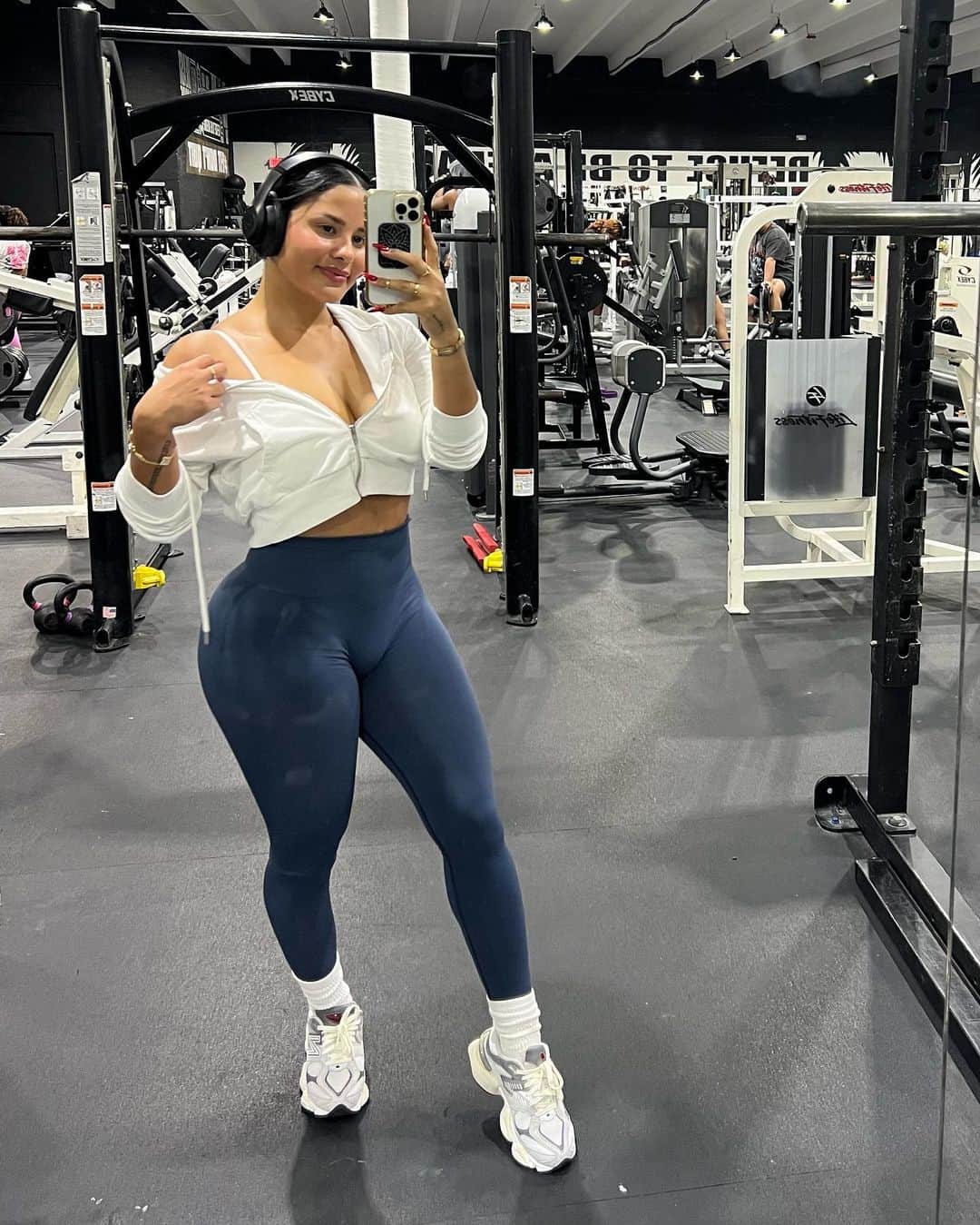Katya Elise Henryのインスタグラム：「checkin in on my @wbkfit girlies … how we doin? 😍 we’re ending week 5 of our last challenge (8 week hourglass) ahhhhhh few more weeks!!! I still can’t believe the consistency and hard work we have been putting in for almost 6 weeks now… give yourself a big hug and a donut and and pray it goes to your booty 🤭🤍 ps make sure to check out @wbkfit 20 days of WBK deals for up to 70% off apparel and gear that’s perfect for this next challenge coming up. Get excited 😈」
