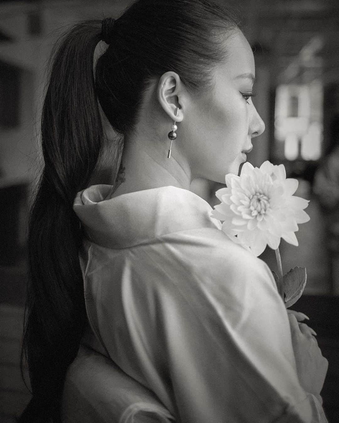 Hirotaka Jewelryのインスタグラム：「MODERN DESIGN, EXQUISITE CRAFTSMANSHIP @zizisensei in the “Spear” at her #SenByZizi Ikebana workshop @sohohouse Amsterdam  “Their playfully elegant designs truly resonate with my personal style, elevating each look, whether I’m dressed in Kimono or otherwise.” #hirotakajewelry」