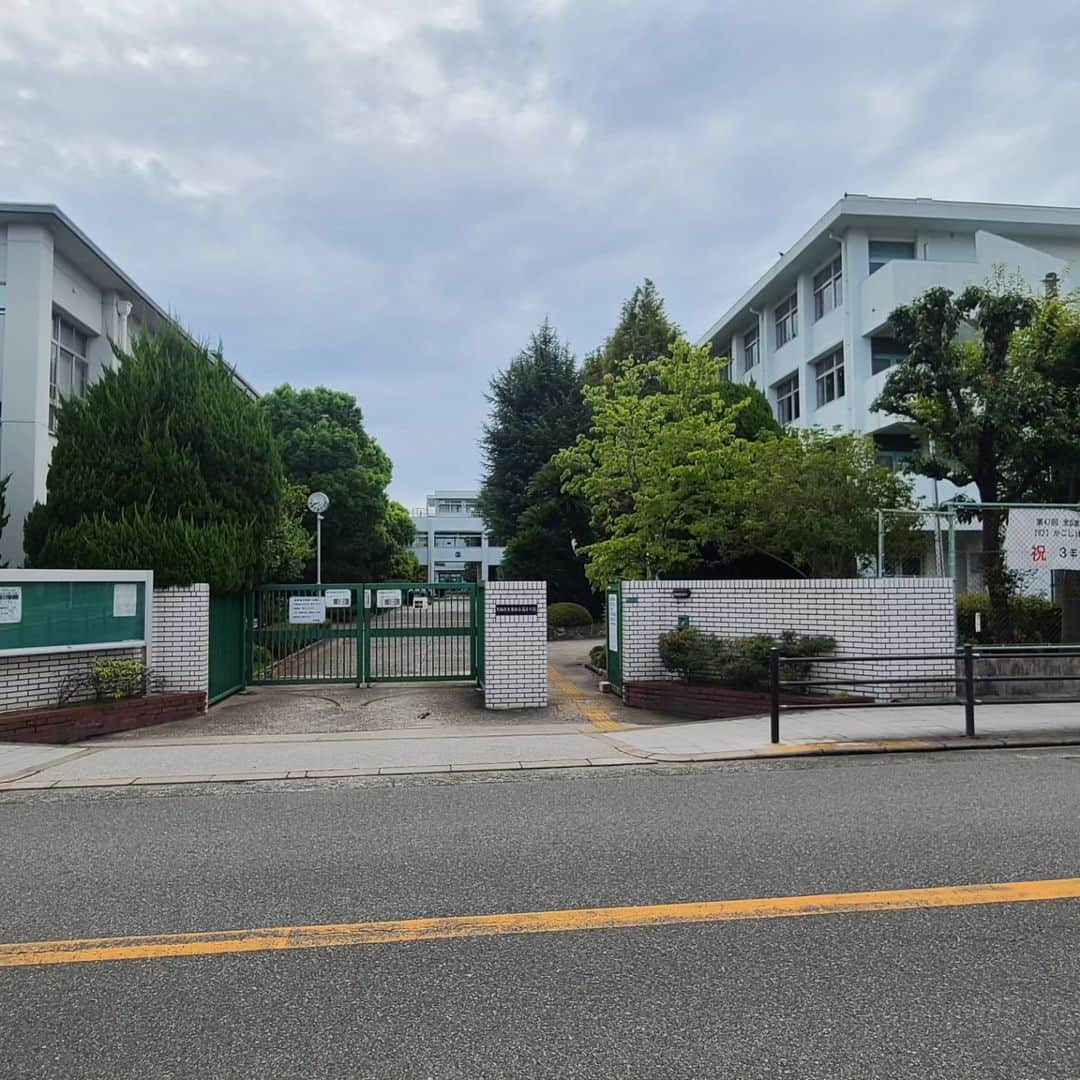 のインスタグラム：「今日は久々に母校、東住吉高校に来てます！⁡ ⁡⁡ ⁡台湾の学生との交流会があるようで、英語落語してきます🇺🇸⁡ ⁡⁡ ⁡母校で喋るのいつぶりやろ？⁡ ⁡楽しみ！」