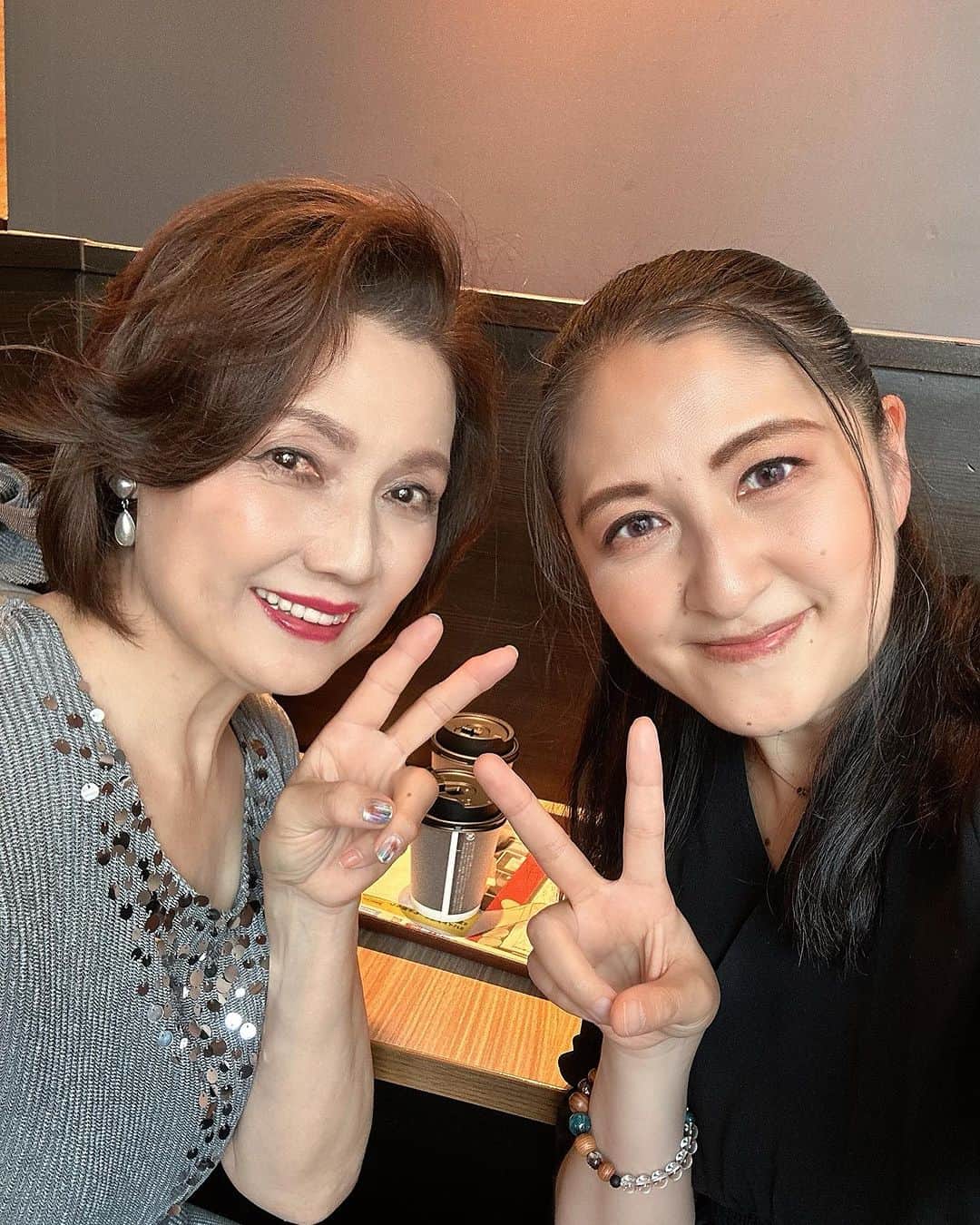 のインスタグラム：「✨大好き💛✨ 女優の秋川百合さんと素敵なティータイム🫧🫖💕  百合さんとの出会いは 舞台観劇で私が一目惚れしたのがきっかけ😍💘 素晴らしい演技に心打たれお声掛けさせて頂きました👏(・_・)ｽﾊﾞﾗｼｲ まさかこんなにお茶するまでに仲良くして頂けるとは💛 もう知り合って何年になりますか🌈  本当に幸せな時間でした🍰💗  自分の好きな人と過ごす時間ってあっという間ですよね✨😋✨  また会える日を楽しみに 今日の暑さも乗り越えて行きますかぁ🤔💦  皆さんも熱中症気をつけてください😌🖐🌱 水分補給忘れずにね🚰🥤  ✨✨✨✨✨✨✨✨✨✨✨✨✨✨  ✨I love you💛✨ Lovely tea time with actress Yuri Akikawa🫧🫖💕  My first encounter with Yuri was when I fell in love at first sight at a stage play😍💘 I was so touched by your wonderful performance that I asked you out 👏(・_・) Amazing I didn't expect you to get along so well before having tea like this💛 How many years have you known each other🌈  It was a really happy time 🍰💗  Spending time with your loved ones goes by so quickly✨😋✨  Look forward to seeing you again Are you going to overcome the heat today 🤔💦  Everyone please be careful of heat stroke 😌🖐🌱 Don't forget to hydrate 🚰🥤  ✨✨✨✨✨✨✨✨✨✨✨✨✨✨ @yuriakikawa    #秋川百合  #ティータイムを楽しむ  #甘いもの好きな人と繋がりたい  #cake #coffeetime #美  #生きる意味 #sexy #セクシー系 #ジム女子 #美肌ケア #写真好きな人と繋がりたい #女優好きな人と繋がりたい #美意識人と繋がりたい #幸福 #happy #東京 #tokyo #日本 #japan  #美魔女モデル #actress  #資格マニア  #スマイル #笑顔 #followforfollowback #ポートレート女子 #loveyou #仲間募集  #空が好きな人と繋がりたい」