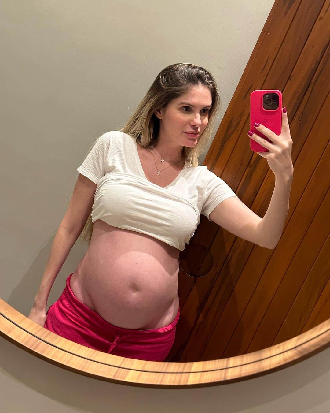 バーバラ・エバンスのインスタグラム：「Oi 20 semanas 🩵 Não sei explicar como é diferente a gestação gemelar. Queria muito que todos tivessem essa LOUCA E MARAVILHOSA experiência. Amor em dose dupla!!  E quando eles mexem então?! A mamãe essa noite não dormiu, eles não deixaram 🫣 Muito feliz, e agradecida pelos meus meninos e minha menina linda.  Gratidão!! E vamos com tudo 💪🏻」