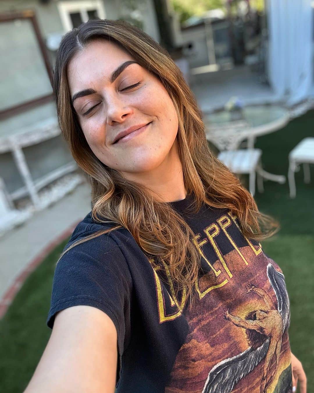 リンゼイ・ショウのインスタグラム：「Feeling both girly & squirrelly thanks to @amandalynnholquin! Thanks for curling my hair, babe. 🤗💁🏻‍♀️」