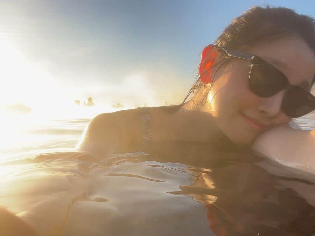 パク・ソダムのインスタグラム：「Sky Lagoon🧡 Blue Lagoon🩵」