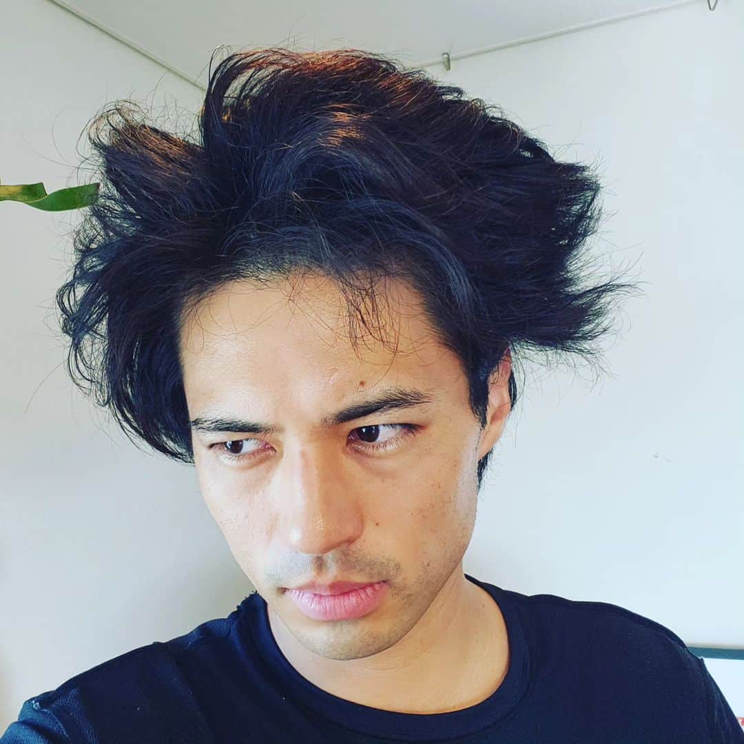 佐伯大地のインスタグラム：「寝起きヤシの木🌴🌴」