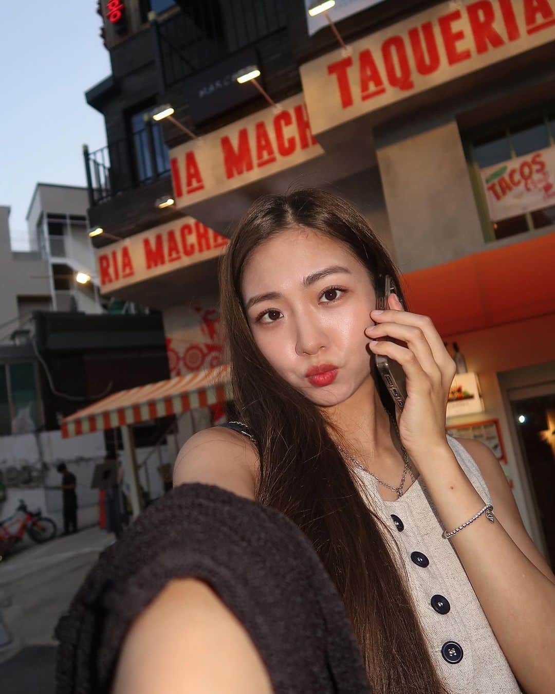 ティナ さんのインスタグラム写真 - (ティナ Instagram)「Hello? I’m alive 🌝 I was really actually on a call … but your girl had to take her selfie lol」8月18日 9時38分 - soobeanie_