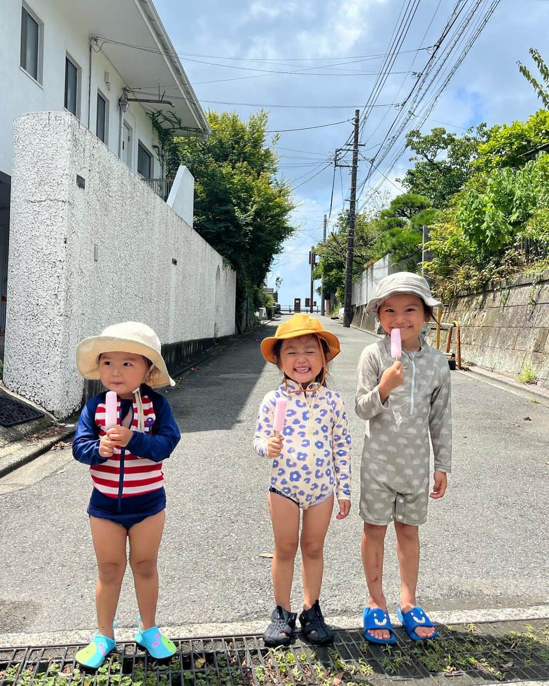 EMILY/BLUEのインスタグラム：「出かける前は 各々キャンコラ言ってても、、  アイスは3人を平和にさせる🌏🍨 的な。笑  最後のにこりんのお饅頭感🫶🏽 いとこも海で楽しめた様で良かった♡  #いとこ #ビーチ #海のある生活 #海のある暮らし #インテリア #男の子ママ #女の子ママ #ミッドセンチュリー #カラフルインテリア #海の見える家 #5歳 #3歳 #キッズコーデ #キッズ水着 #夏休み #海水浴」