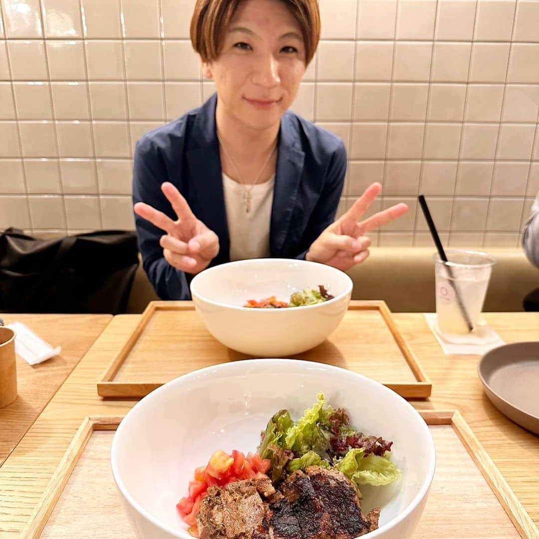 miyakeさんのインスタグラム写真 - (miyakeInstagram)「昨夜は熊本市内をぶらり散策😊知り合いのお店がオープンしたので、ご飯食べに行きました〜！！「#CO:TTON」コットンというお洒落で可愛い名前のお店、カフェとサロン併設で、なんと！半さん設計‼️流石、半さん‼️✨洒落てたわぁ〜😆従業員の子達も若くてフレッシュ✨みんなで記念写真撮りました📷 熊本に住んでる方は是非是非〜😊  #CO:TTON #コットン #熊本県 #熊本県中央区新市街 #シャワー通り #美味しいご飯」8月18日 9時47分 - miyake_mihimaru