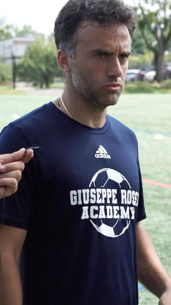 ジュゼッペ・ロッシのインスタグラム：「Story time at the Soccer Camp!! Oh what great memories from my debut 😂 😂 #GRacademy」