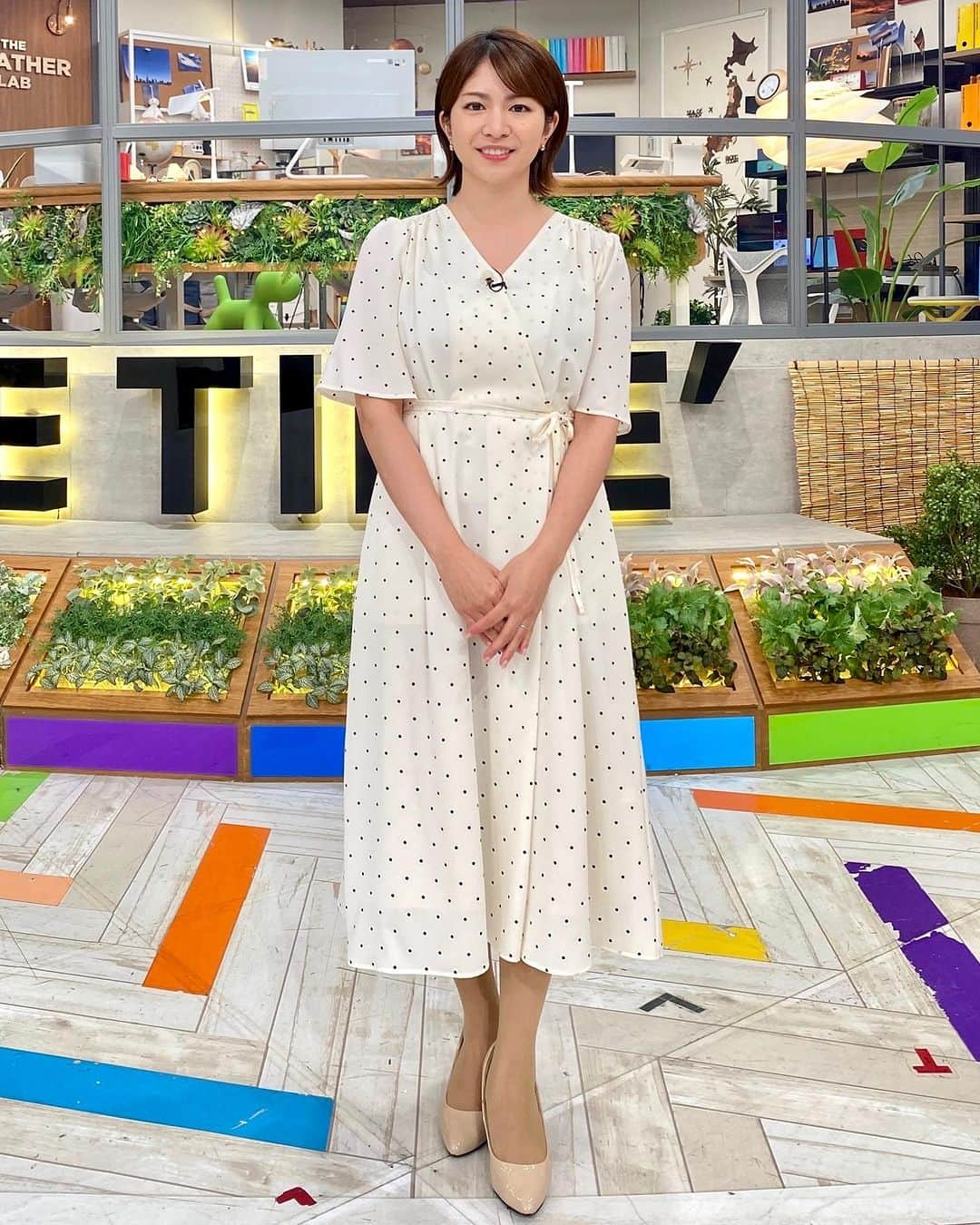 千葉真由佳さんのインスタグラム写真 - (千葉真由佳Instagram)「【今週の衣装です👚👗】 お盆休み明け、 いかがお過ごしですか？  仕事や学校行くのに足取りが 重いよ〜って人が多いかな🤣  私が連休の最後辺りによくやるのが 次の週に日付指定して お取り寄せグルメやスイーツを楽しむこと✊  青森帰ったり旅行していても 宅配便を受け取るためになんとしてでも帰るので...🏃‍♀️笑  自分の食い意地を利用した 工夫です。←いつものことやん  なんていってますが 来週は私が夏休みいただきます🌻  (なので休み明けに食べられるよう、 美味しい梅干しをもう手配済み...😋)  そして朝4:30からの THETIME'は世界陸上の放送があるためお休みです。  THETIME,は通常通り5:20から😊✨  また再来週お会いしましょう〜  ♡最後の写真はスタッフさんがくれたメモ書きに ちょこんと居たシマエナガちゃん🐥 癒された朝のイラスト🤭  #TBS#THETIME' #TBSスパークル#キャスター #フリーアナウンサー #アナウンサー #アナウンサー衣装 #千葉真由佳 #夏コーデ#今日のコーデ #152cmコーデ#152cm #大人ボブ#ショートヘア #instalike#fashion#photography」8月18日 9時45分 - mayuka.chiba