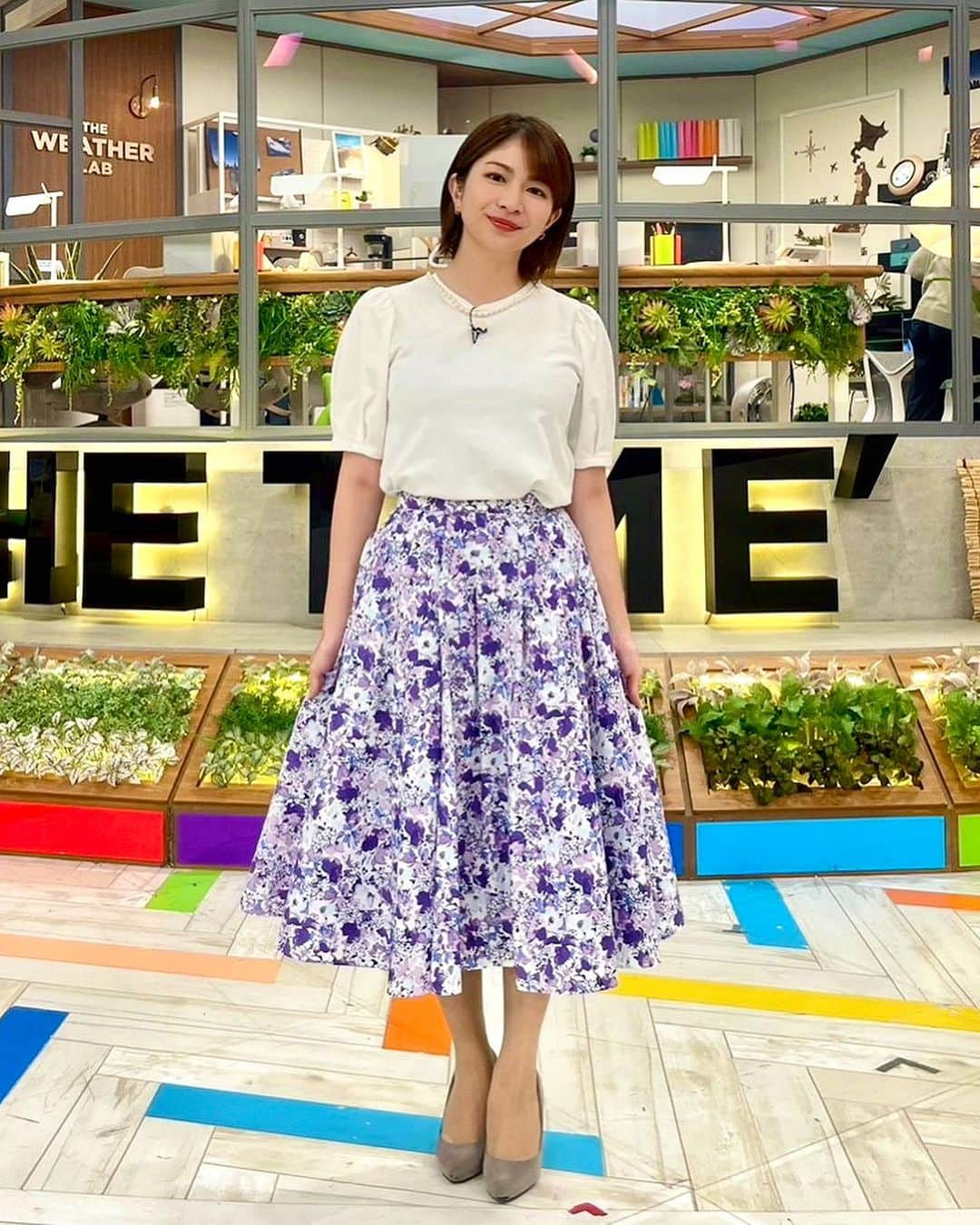 千葉真由佳さんのインスタグラム写真 - (千葉真由佳Instagram)「【今週の衣装です👚👗】 お盆休み明け、 いかがお過ごしですか？  仕事や学校行くのに足取りが 重いよ〜って人が多いかな🤣  私が連休の最後辺りによくやるのが 次の週に日付指定して お取り寄せグルメやスイーツを楽しむこと✊  青森帰ったり旅行していても 宅配便を受け取るためになんとしてでも帰るので...🏃‍♀️笑  自分の食い意地を利用した 工夫です。←いつものことやん  なんていってますが 来週は私が夏休みいただきます🌻  (なので休み明けに食べられるよう、 美味しい梅干しをもう手配済み...😋)  そして朝4:30からの THETIME'は世界陸上の放送があるためお休みです。  THETIME,は通常通り5:20から😊✨  また再来週お会いしましょう〜  ♡最後の写真はスタッフさんがくれたメモ書きに ちょこんと居たシマエナガちゃん🐥 癒された朝のイラスト🤭  #TBS#THETIME' #TBSスパークル#キャスター #フリーアナウンサー #アナウンサー #アナウンサー衣装 #千葉真由佳 #夏コーデ#今日のコーデ #152cmコーデ#152cm #大人ボブ#ショートヘア #instalike#fashion#photography」8月18日 9時45分 - mayuka.chiba