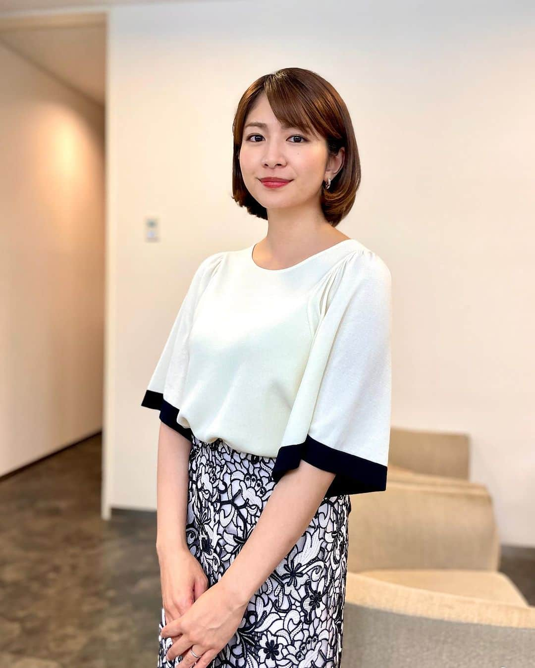 千葉真由佳のインスタグラム：「【今週の衣装です👚👗】 お盆休み明け、 いかがお過ごしですか？  仕事や学校行くのに足取りが 重いよ〜って人が多いかな🤣  私が連休の最後辺りによくやるのが 次の週に日付指定して お取り寄せグルメやスイーツを楽しむこと✊  青森帰ったり旅行していても 宅配便を受け取るためになんとしてでも帰るので...🏃‍♀️笑  自分の食い意地を利用した 工夫です。←いつものことやん  なんていってますが 来週は私が夏休みいただきます🌻  (なので休み明けに食べられるよう、 美味しい梅干しをもう手配済み...😋)  そして朝4:30からの THETIME'は世界陸上の放送があるためお休みです。  THETIME,は通常通り5:20から😊✨  また再来週お会いしましょう〜  ♡最後の写真はスタッフさんがくれたメモ書きに ちょこんと居たシマエナガちゃん🐥 癒された朝のイラスト🤭  #TBS#THETIME' #TBSスパークル#キャスター #フリーアナウンサー #アナウンサー #アナウンサー衣装 #千葉真由佳 #夏コーデ#今日のコーデ #152cmコーデ#152cm #大人ボブ#ショートヘア #instalike#fashion#photography」