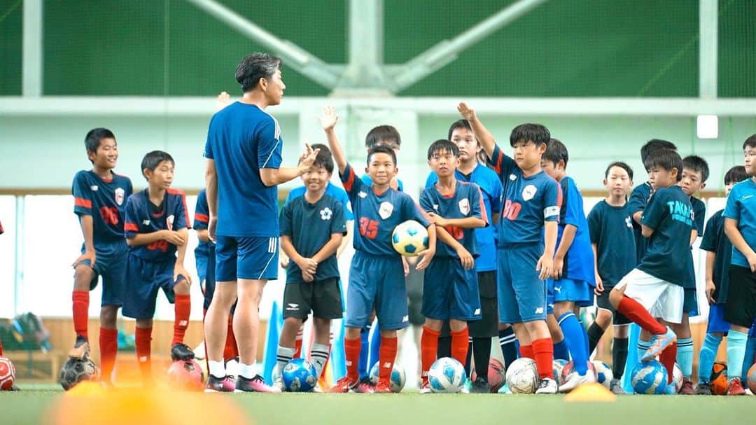 前園真聖さんのインスタグラム写真 - (前園真聖Instagram)「都城でのサッカー教室でした。サッカー教室では子供達と一緒にサッカーを真剣に楽しむ👍 #サッカー教室 #都城 #桜木組」8月18日 9時46分 - maezono_masakiyo