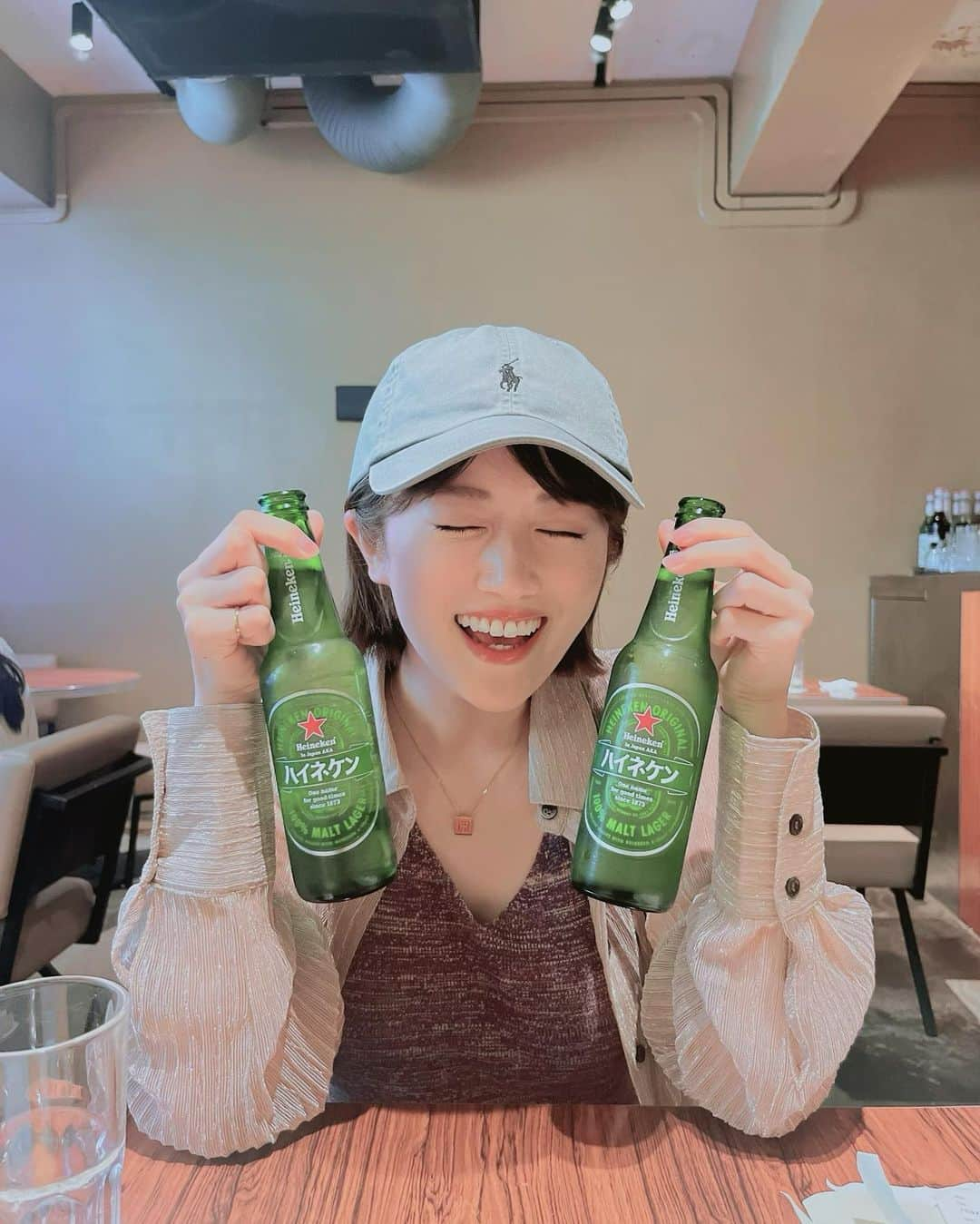 樋口日奈さんのインスタグラム写真 - (樋口日奈Instagram)「. 夏の思い出4ページ目！お友達と！乾杯！ カフェで沢山お話ししたあと、2人ともまだ帰りたくなくて…「いっぱいだけ呑んで帰ろう」って🍻  そしてそして！明日からはディノサファリ仙台公演です🦖  【仙台公演 ゼビオアリーナ仙台】 8/19(土)10:00〜/16:00〜 8/20(日)13:00〜  【大阪公演 Asueアリーナ大阪】 8/25(金)10:00〜/16:00〜 8/26(土)13:00〜 8/27(日)10:00〜/16:00〜  ぜひお越しください✨一緒に思い出作りましょう🦕  #夏の思い出 #ハイネケン #乾杯 #ディノサファリ #恐竜 📝」8月18日 9時57分 - higuchi_hina_official