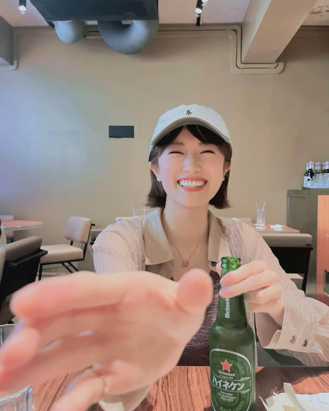 樋口日奈さんのインスタグラム写真 - (樋口日奈Instagram)「. 夏の思い出4ページ目！お友達と！乾杯！ カフェで沢山お話ししたあと、2人ともまだ帰りたくなくて…「いっぱいだけ呑んで帰ろう」って🍻  そしてそして！明日からはディノサファリ仙台公演です🦖  【仙台公演 ゼビオアリーナ仙台】 8/19(土)10:00〜/16:00〜 8/20(日)13:00〜  【大阪公演 Asueアリーナ大阪】 8/25(金)10:00〜/16:00〜 8/26(土)13:00〜 8/27(日)10:00〜/16:00〜  ぜひお越しください✨一緒に思い出作りましょう🦕  #夏の思い出 #ハイネケン #乾杯 #ディノサファリ #恐竜 📝」8月18日 9時57分 - higuchi_hina_official