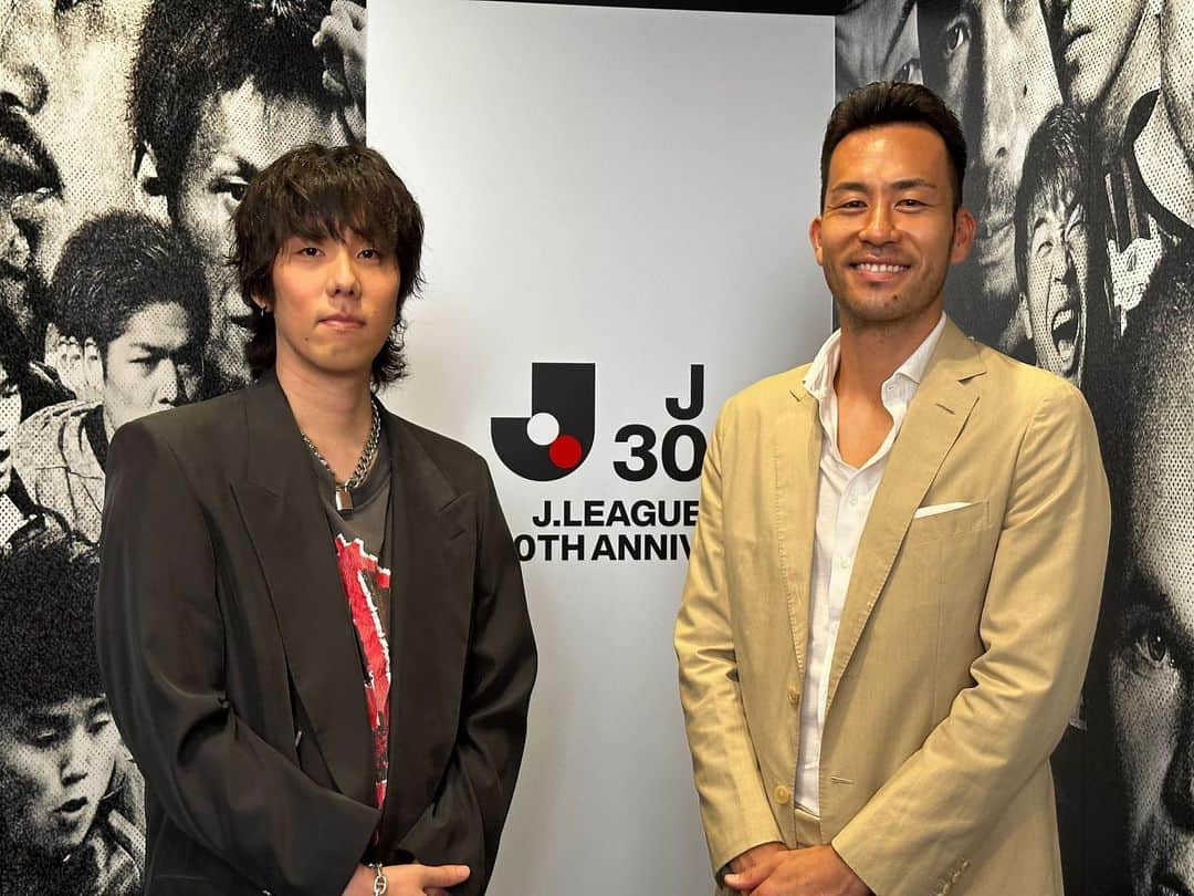 吉田麻也のインスタグラム：「野田洋次郎氏さん（RADWIMPS） と対談させていただきました！  Ｊリーグ30周年記念アンセム『大団円 feat.ZORN』の楽曲制作秘話などをJリーグ公式YouTubeで公開中！  とても楽しい時間であっという間でした！この曲がこれからいろんなところで聴けることを楽しみにしています！野田さんありがとうございました！」