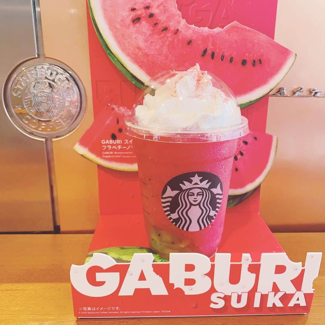 伊藤芽衣のインスタグラム：「POPUPが終わったあとは ⁡ いつも 日常の業務がたまりすぎて しまっているので＊ ⁡ 休む間もなく まいにちお仕事です！ ⁡ わたしの お仕事は Kawaii⭐︎Stars 全体のディレクションをして。 ⁡ 企画を考えて。 ⁡ 店舗での接客と。 ⁡ 撮影をして。 SNS更新して。 ⁡ 合間に事務作業をこなして… ⁡ そのほかもろもろ。 ⁡ プロデューサーだったり、 プレスだったり。 モデルだったり。 ショップ店員だったりします。 ⁡ まいにち こなさなくてはいけないタスクを ひとつずつ順番に消化していくのだけど。 ⁡ なにをするにも のろまで不器用なので、 ⁡ 楽しかったPOPUPのあとは いつも終わっていないお仕事に 追われています笑 ⁡ そんな中、 スイカ🍉飲みました！ ⁡ おいしかった♡ ⁡ さて今日もがんばります♡」
