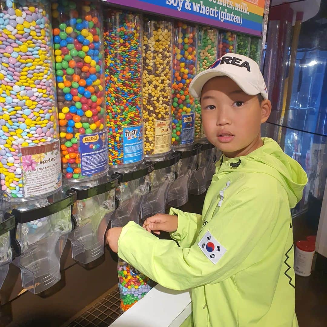 チョン・ダへさんのインスタグラム写真 - (チョン・ダへInstagram)「12년만에 간 뉴욕은 꽤나 변화해 있었고, 여전히 정신 없었다.  뭐 나도 세상에 없던 걸 만들어 갔으나 여전히 나이듯.  제주도 한적한 곳에 있던  아들은  세상 처음 보고 신난 아기원숭이마냥 신났다가 놀라기 바빴고  나 같은 길치가 꼬맹이 델꼬 다니긴 쪼꼼 무서운 동네라  m&m만 신나게 담다보니  거의 십만원치.....🤦‍♀️사고  이 썩는다 이눔아.....  자유시간에도  타임스퀘어 계단에서 한 시간을 조신히 앉아 있었다는 슬프고도 늘 있는 이야기...  *나도 사진 잘 찍고 싶다. *게으름 좀 그만 부리자. *언니들이 극혐하는  세인트 엔드류스 모자  난 햇빛이 사라질 때까지 쓸테닷!!!!😝  ✔️ 존 하버드 아저씨 발은 다 만지길래 그냥 만져봤슈...  #6월의뉴욕 #모자여행 #좀더커서날모시고다녀라 #효도여행가자 #담엔느긋하게 #또보자뉴욕 #보스턴하버드 #느긋하게보자보스턴」8月18日 10時00分 - ddallae