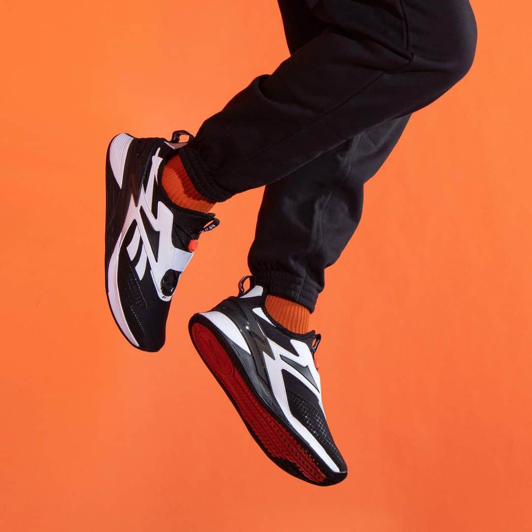 のインスタグラム：「. NANO X3 FRONING  いかなるパフォーマンスにもフィットする、 洗練されたアッパーデザイン💫 Nano X1 Froningから人気だった、 ブーティ構造がX3にて復活‼️ ヒールもグレードアップで安定性がさらに向上。 足元にしっかりサポートする。  本日発売。  #Reebok #リーボック #NANOX3 #Froning #トレーニング #ワークアウト」