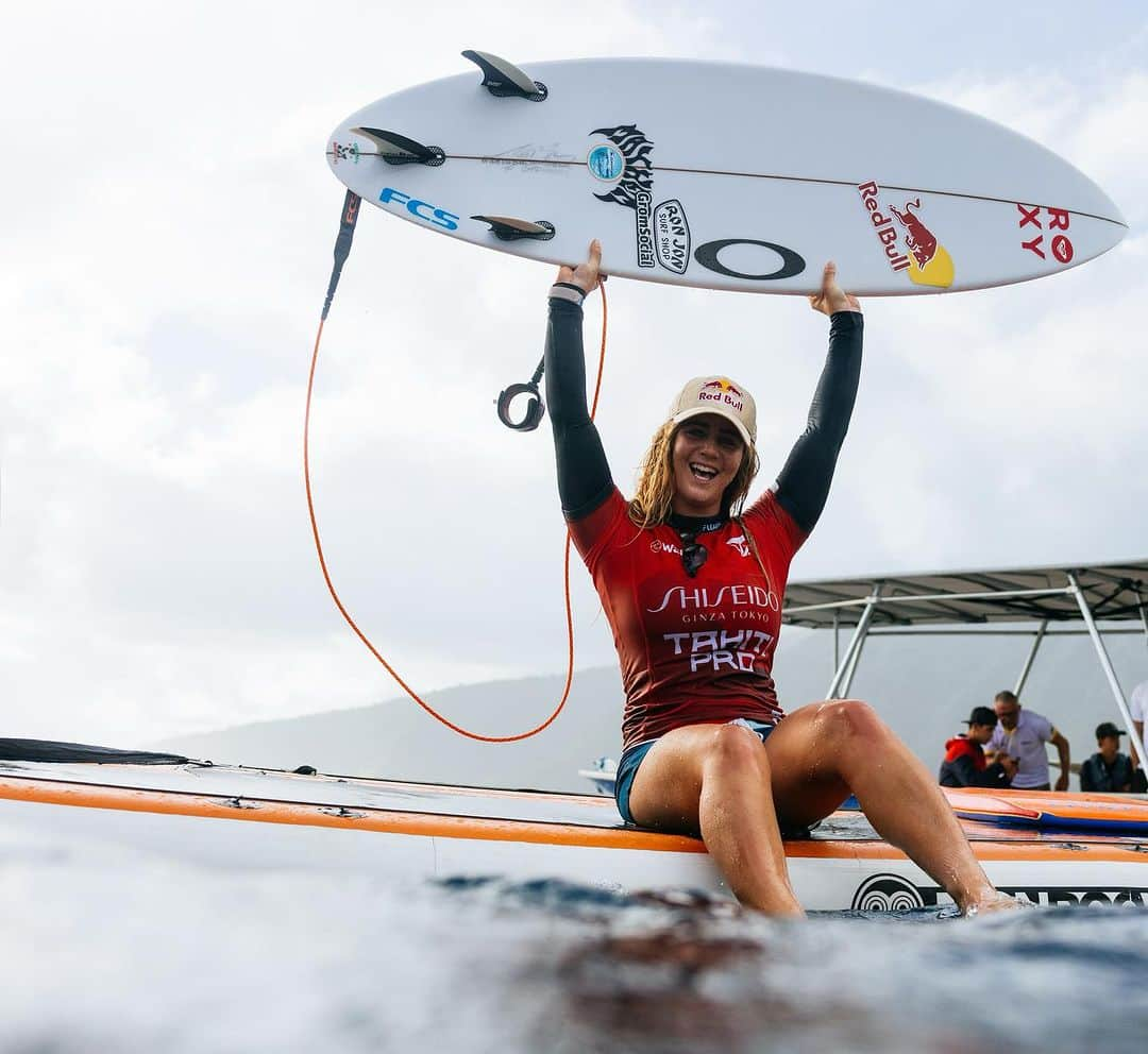 キャロライン・マークスのインスタグラム：「Woah 🤭 Teahupo’o is a dream event for me to win especially as a goofy footer. 10 year old me would be hyped right now lol.  Coming into this year as a whole I felt vulnerable. Olympic qualification, mid season cut, final 5. It’s crazy how your whole year can come down to one heat. And you just gotta go out there and perform. I kept reminding myself to not to base my happiness on results and to keep having fun because that’s when I surf my best anyways. Seeing waves like Teahupo’o and Pipe on the schedule is so cool because barreling waves over a shallow reef is an area of my surfing I really want to improve on. It’s been inspiring to see how much all the women have progressed in waves of consequence & I know it’ll just keep getting better. I just kept thinking to myself “ I just wanna put on a good performance and the rest will take care of its self”. Now I’ll be heading into Lowers with the #3 fighting for a world title. Thank you to the people of Tahiti for welcoming us to your beautiful island. To my family, you all are the best support crew, so thank you. @lukeegan for being in my corner. It’s awesome to learn from you and sponge your knowledge. @mattbilos for working closely with me on boards this year, especially on the pin tails ;) Looking forward to seeing my family & friends, sleeping in my own bed, and competing close to home. Going to do my best to enjoy the moment and give it my all. See you at Trestles. Xo」