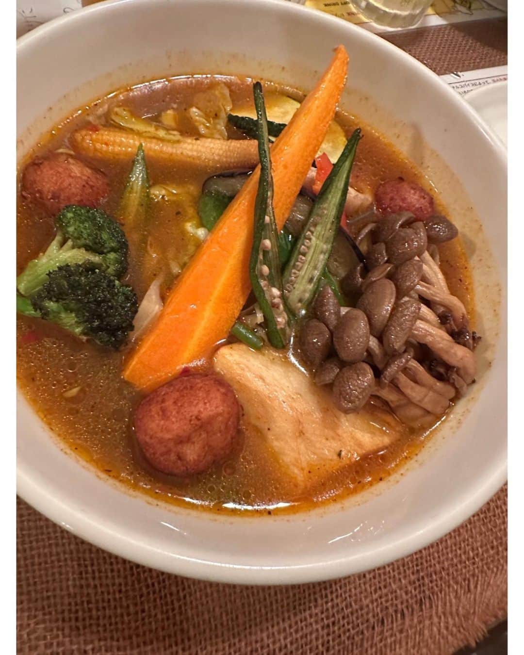 佐々木希さんのインスタグラム写真 - (佐々木希Instagram)「北海道旅行グルメ♡ 1.2枚目、大好きな#Vraie のお料理。タコの炊き込みご飯が、忘れられないくらい美味しかったなぁ。 3枚目#メディスンマン のスープカレー。 4枚目#maruyama檀 。とうもろこしの中に海老のすり身！ 5枚目#kermistokyo の仲良しご夫妻が北海道でジョイン♡お店のスペシャリテの焼きそばを特別に作ってくれました♡ 6枚目#じんぎすかんマルタケ 。ジンギスカンもお野菜も本当に美味しい！絢の焼きっぷりも最高でした👏 7.8.9.10枚目#鮨ノ蔵 。毎年楽しみにしているくらい大好きなお寿司屋さん。今回も感動する美味しさでした！去年に引き続き、最後は、高級カズチーを沢山頂いた😆  北海道旅たらふく食べました！❤️ また引き締めて、食事調整します🥹😂」8月18日 10時14分 - nozomisasaki_official