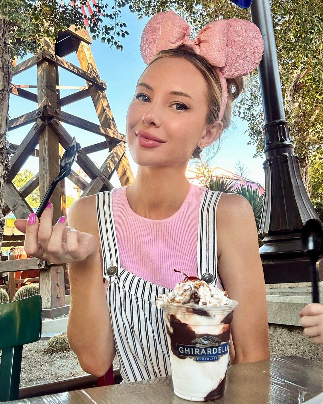 ティファニー・トートのインスタグラム：「Disney day! Boy was it a hot one 🥵   For years, my favorite indulgence was a Ghirardelli sundae. However, I gave up dairy more than a decade ago and haven't had one since—until Disneyland finally introduced a dairy-free version. I'm a happy gal 🍦🍫  #vegandisney #vegandisneyfood #ghirardelli #disneydesserts」