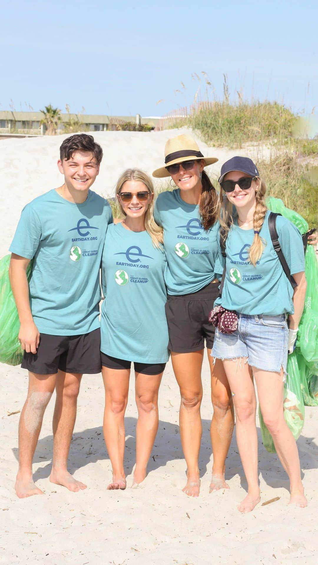 アマンダ・サイフリッドのインスタグラム：「#tbt A look back at Make It Cute and @earthdaynetwork beach cleanup event earlier this summer.   As @mingey recalls, “I’ve never been so intent on finding trash like it’s treasure. It’s eye-opening to know how many little pieces of pollution are just waiting for us to find them before it becomes an even bigger problem. I want to bring a trash bag with me everywhere in case I can make a little difference. And it’s easy to make it fun for kids.”」