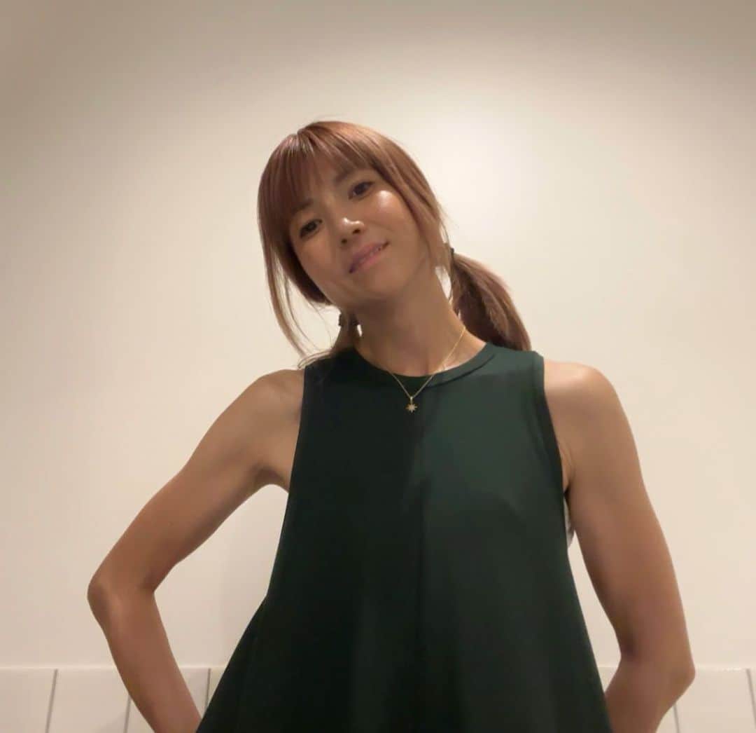 のインスタグラム：「. . 沖縄から帰り、娘の推し活2周年を祝う？！ため、カフェへ🤣若い子達のなんかそういうやつ、ちょっと私にゃわからないけど…ま、ハッピーならばいっか？！ かわゆいカフェでした☕️✨. ．  . #推し活  #推し活女子  #カフェ  #原宿カフェ  #かわいい #ハッピー」