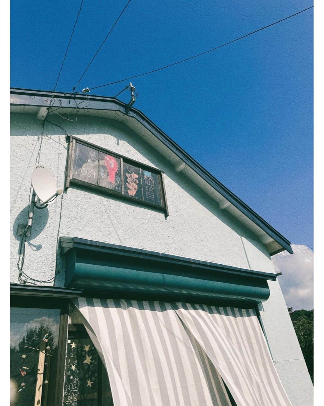 佐々木希さんのインスタグラム写真 - (佐々木希Instagram)「畑&ワイナリー見学🍇 1.2.3枚目#DomaineAtsushiSuzuki 。 今年も来られました！あつしさんの畑にブルーベリーもなっていて、もぎたて美味しかった🫐 4.5.6.7.8枚目#山田堂ワイン 。初めての見学でしたが、優しく迎えてくださりました！ 9.10枚目 まだ、リリース前の畑にお邪魔させていただきました！楽しみにしています🌈  皆様ありがとうございました‼️🥹」8月18日 10時16分 - nozomisasaki_official