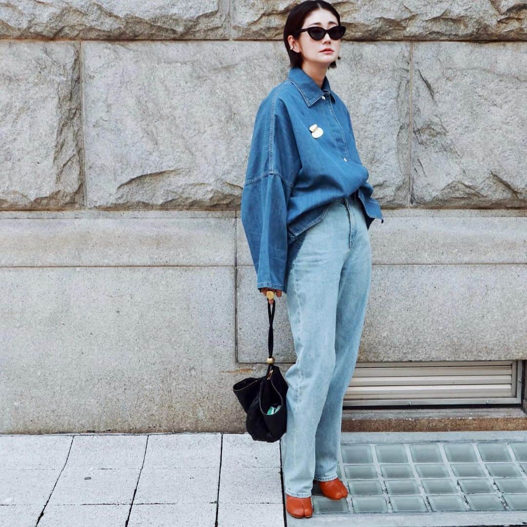 ジュジュのインスタグラム：「...👖🖤  denim  on denimなstyleにちょこんと差すのがスキ♡  jk.Knit.op.shirt etc...  幅広くお使い頂けます👀  ...pot broach  -gold- order✍️ coming soon.  #AkariH#apparel#fashion akarih#akarihchic#アカリ#jewelry #accessory#pierce#earring#bracelet#necklace#choker#pendant #standard#hrkフク #costumejewelry#2022aw#www.akari-h.jp」