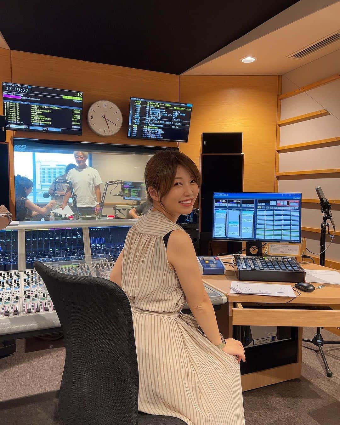 リナフランチェスカさんのインスタグラム写真 - (リナフランチェスカInstagram)「Kiss FM KOBE💋💕  幼い頃ずっと聴いてたKiss FM神戸。 すみれさんに呼んでもらって、 さえちゃんと初めてお邪魔してきました〜🙇‍♀️    ラジオ番組は何回かゲストで出たり、 仕事で観覧もした事あるんだけど、 Kiss FMさんは流石だなぁって思うこと多々あって、色々勉強になったなぁ✍️ ありがとうございました🙇‍♀️     今月から、すみれさんがレギュラーで出演してる 「心はきっと音の中」というアスキングライフさんの番組を観覧してきました！ 観覧した番組は明日の朝放送☻ 毎週土曜日8:30〜9:00放送だそうです😊 凄い肩書きの人が出てるから要チェック😂    私の中でラジオといえばこの人！って感じだった、 ターザン山下さんにも会えて嬉しかった😳        #kissfmkobe #KissFM神戸 #答えはきっと音の中 #ラジオ関西  #アスキングライフ #清家すみれ #神戸モデル #関西ラジオ #神戸ラジオ #サウンドロゴ  #ラジオパーソナリティ #ラジオ番組 #ラジオ収録 #ラジオ収録中 #オリエンタルホテル神戸 #神戸 #兵庫県 #神戸市 PR」8月18日 10時31分 - rinachesca