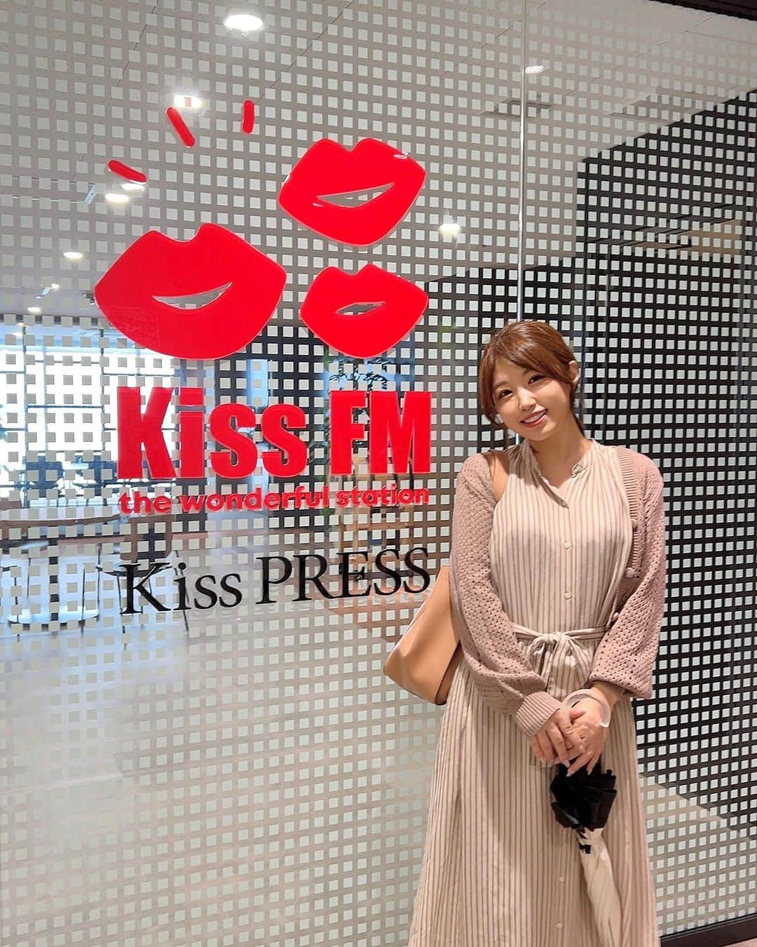 リナフランチェスカのインスタグラム：「Kiss FM KOBE💋💕  幼い頃ずっと聴いてたKiss FM神戸。 すみれさんに呼んでもらって、 さえちゃんと初めてお邪魔してきました〜🙇‍♀️    ラジオ番組は何回かゲストで出たり、 仕事で観覧もした事あるんだけど、 Kiss FMさんは流石だなぁって思うこと多々あって、色々勉強になったなぁ✍️ ありがとうございました🙇‍♀️     今月から、すみれさんがレギュラーで出演してる 「心はきっと音の中」というアスキングライフさんの番組を観覧してきました！ 観覧した番組は明日の朝放送☻ 毎週土曜日8:30〜9:00放送だそうです😊 凄い肩書きの人が出てるから要チェック😂    私の中でラジオといえばこの人！って感じだった、 ターザン山下さんにも会えて嬉しかった😳        #kissfmkobe #KissFM神戸 #答えはきっと音の中 #ラジオ関西  #アスキングライフ #清家すみれ #神戸モデル #関西ラジオ #神戸ラジオ #サウンドロゴ  #ラジオパーソナリティ #ラジオ番組 #ラジオ収録 #ラジオ収録中 #オリエンタルホテル神戸 #神戸 #兵庫県 #神戸市 PR」