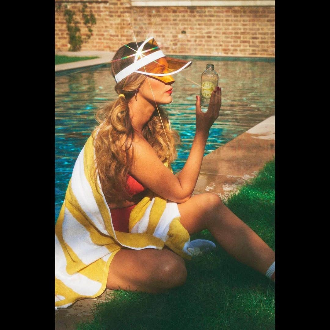 ブレイク・ライヴリーさんのインスタグラム写真 - (ブレイク・ライヴリーInstagram)「💛 Meyer Lemon @bettybuzz 💛 so thirsty」8月18日 10時24分 - blakelively