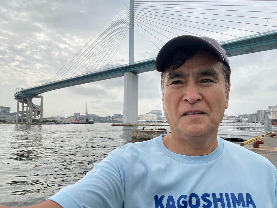 のインスタグラム：「福岡の朝は東京よりちょっと涼しい。何より、朝日を遮ってくれる雲が有難い。というわけでKBC『アサデス』の生放送を終えた僕は、街に走りに出た。 テレビ局から海辺まで僅か3分。海沿いに走れば潮風が心地よい。市場、漁港、造船所からコンビナートを走り抜け振り返ると、入江を跨ぐ福岡都市高速の橋の向こうに九州朝日放送の赤い電波塔が見えた。 福岡は食べ物も美味しいけれど、走るのにも最高の街なのです。」