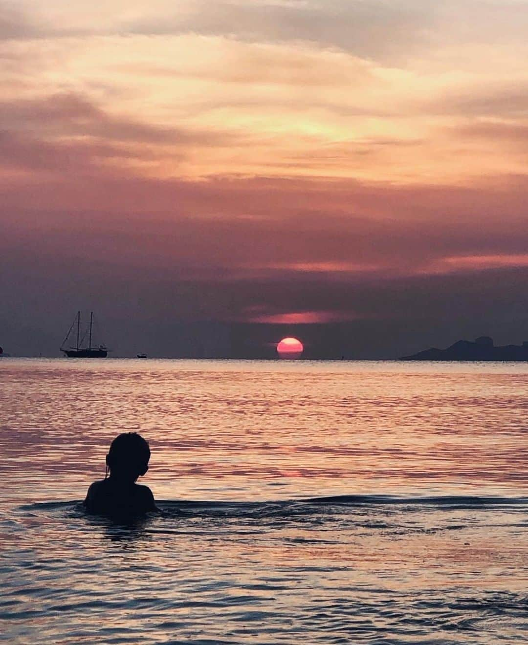 ヨランテ・ヴァン・カスベルヘンのインスタグラム：「Golden rays, salty air, and the pure delight of a child's heart 💖」